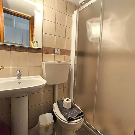 Eirini's Hause ניאה מודאניה